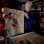 Rodrigo de Zayas muestra uno de los dibujos de su padre, Marius de Zayas, el artista que llevó por primera vez el arte de Picasso a Nueva York 