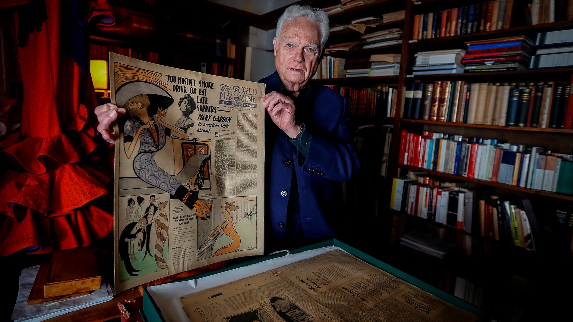 Rodrigo de Zayas muestra uno de los dibujos de su padre, Marius de Zayas, el artista que llevó por primera vez el arte de Picasso a Nueva York