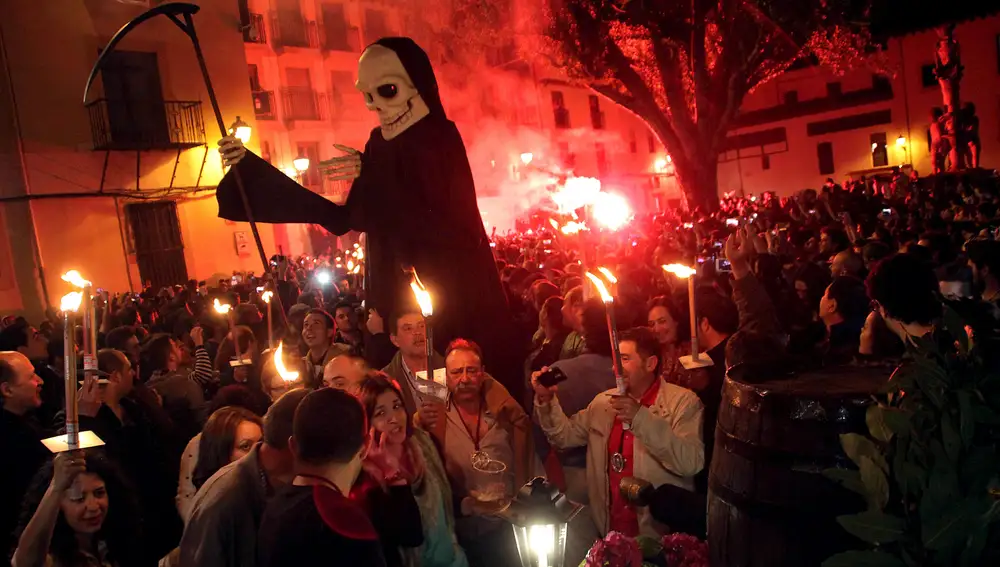 Paso con la imagen de la muerte acechando a Genarín
