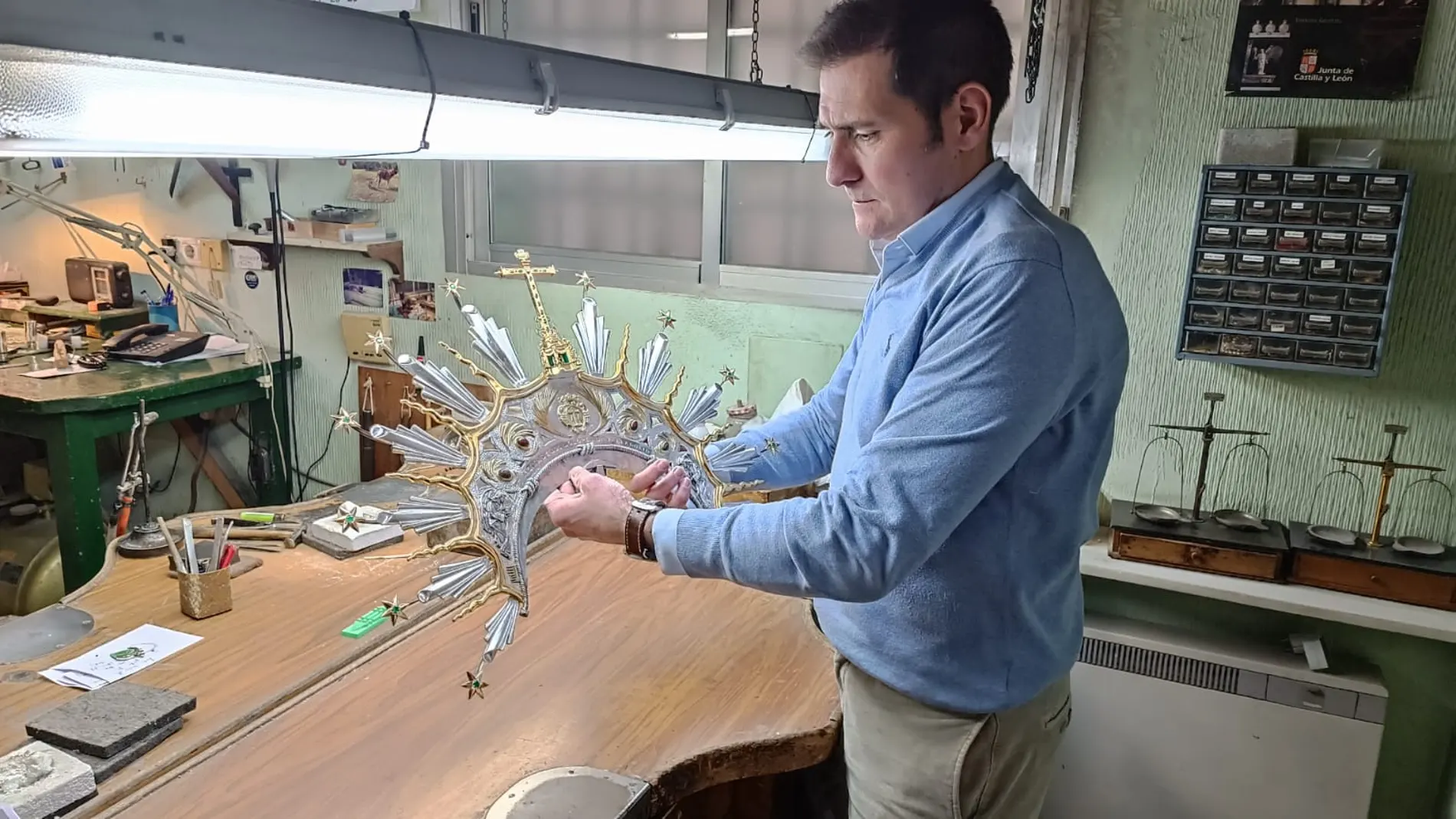 Antonio Zúñiga en su taller con la corona en sus manos