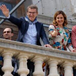 Feijóo ha disfrutado de la mascletà desde el balcón del Ayuntamiento junto a Catalá y Mazón