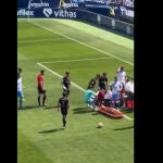 La carrera viral de un futbolista del Málaga para intentar salvar a un compañero que perdió el conocimiento