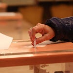 Una persona deposita su voto