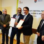 El consejero de Medio Ambiente, Vivienda y Ordenación del Territorio, Juan Carlos Suárez-Quiñones (D), junto al alcalde de Cubillos del Sil (León), Antonio Cuellas (I), durante la presentación de la ampliación del polígono industrial de El Bayo
