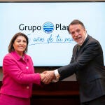 La embajadora de Ecuador, Wilma Andrade, y el presidente del Grupo Planeta, José Creuheras, ayer, en la sede del Grupo Planeta en Barcelona 