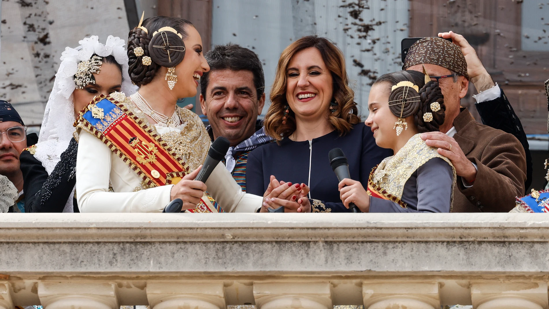 La alcaldesa de Valencia, María José Catalá, hoy en el balcón del Ayuntamiento durante la mascletà