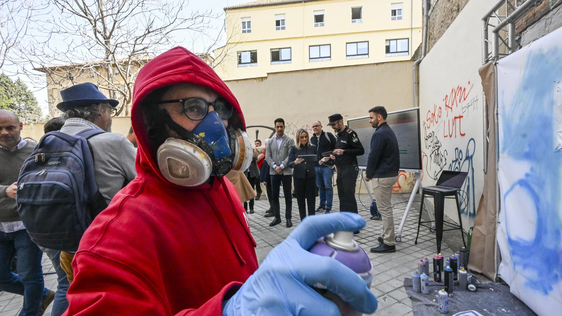 La alcaldesa de Granada, Marifrán Carazo al fondo, durante la presentación de la implantación de un sistema de detección temprana de pintadas
