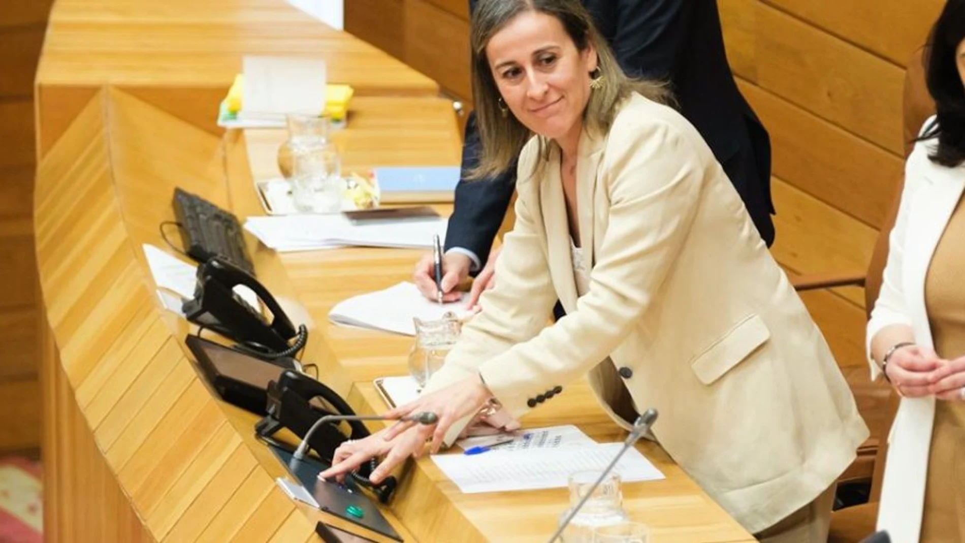Ethel Vázquez en la Mesa del Parlamento.