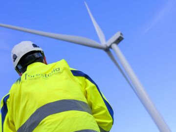 Un empleado de Forestalia junto a uno de los aerogeneradores de la compa&ntilde;&iacute;a