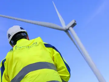 Un empleado de Forestalia junto a uno de los aerogeneradores de la compañía Un empleado de Forestalia junto a uno de los aerogeneradores de la compañía