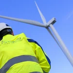 Un empleado de Forestalia junto a uno de los aerogeneradores de la compañía