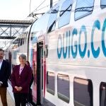 La directora general de Ouigo, Hélène Valenzuela, y Federico Pareja en el acto de inicio de la venta de billetes para los servicios de Ouigo en Valladolid y Segovia