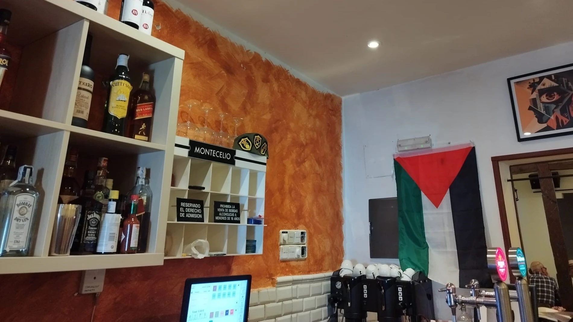 El bar de Pablo Iglesias, una inauguración descafeinada