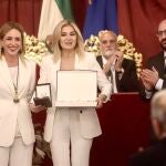 La periodista Sandra Golpe, entre Almudena Martínez, presidenta de la Diputación de Cádiz, y Germán Beardo, alcalde de El Puerto.