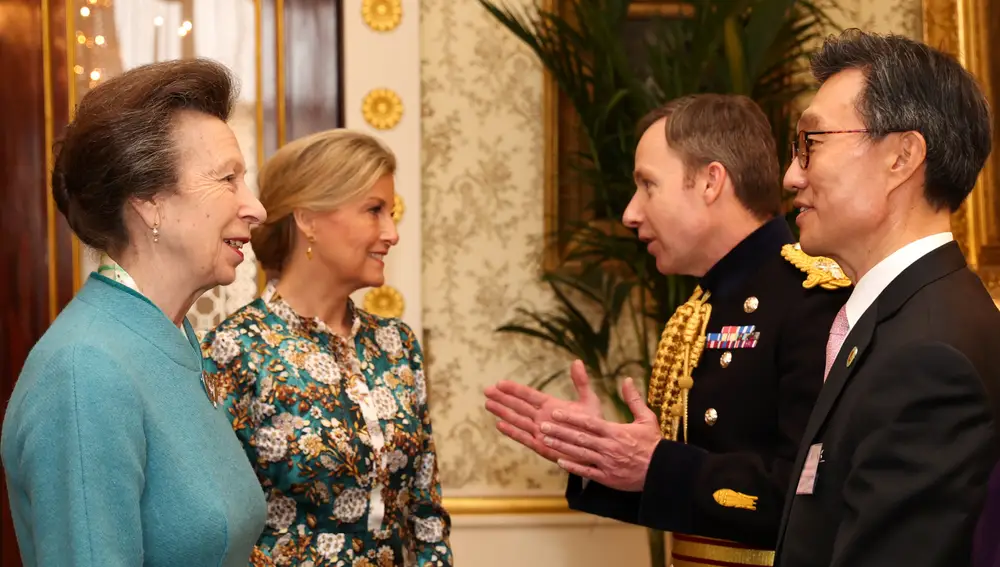 La princesa Ana y Sofía de Edimburgo atienden la recepción posterior en nombre de Carlos III