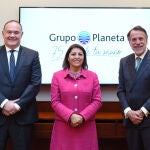De izquierda a derecha: el CEO de Planeta Formación y Universidades, Carlos Giménez; la embajadora de la República de Ecuador en España, Wilma Andrade; y el presidente de Grupo Planeta, José Creuheras