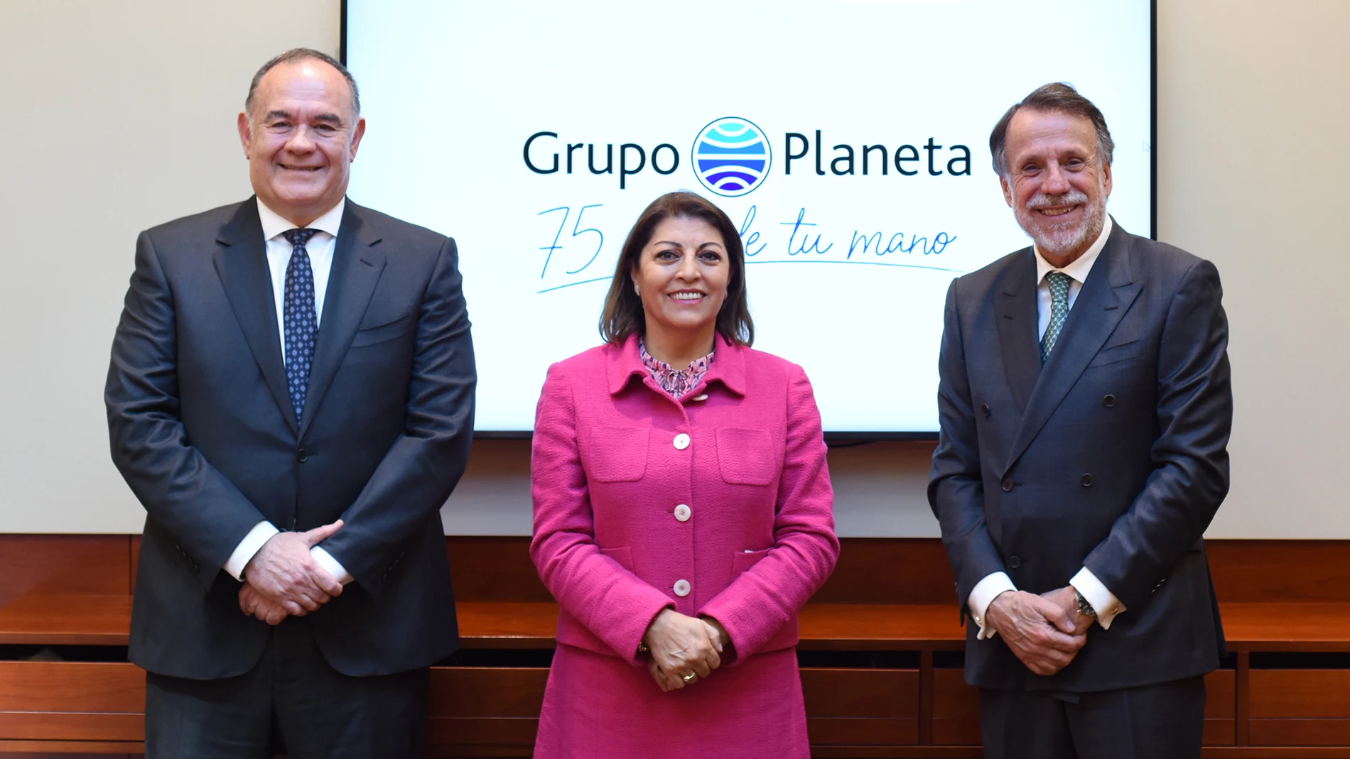 De izquierda a derecha: el CEO de Planeta Formación y Universidades, Carlos Giménez; la embajadora de la República de Ecuador en España, Wilma Andrade; y el presidente de Grupo Planeta, José Creuheras