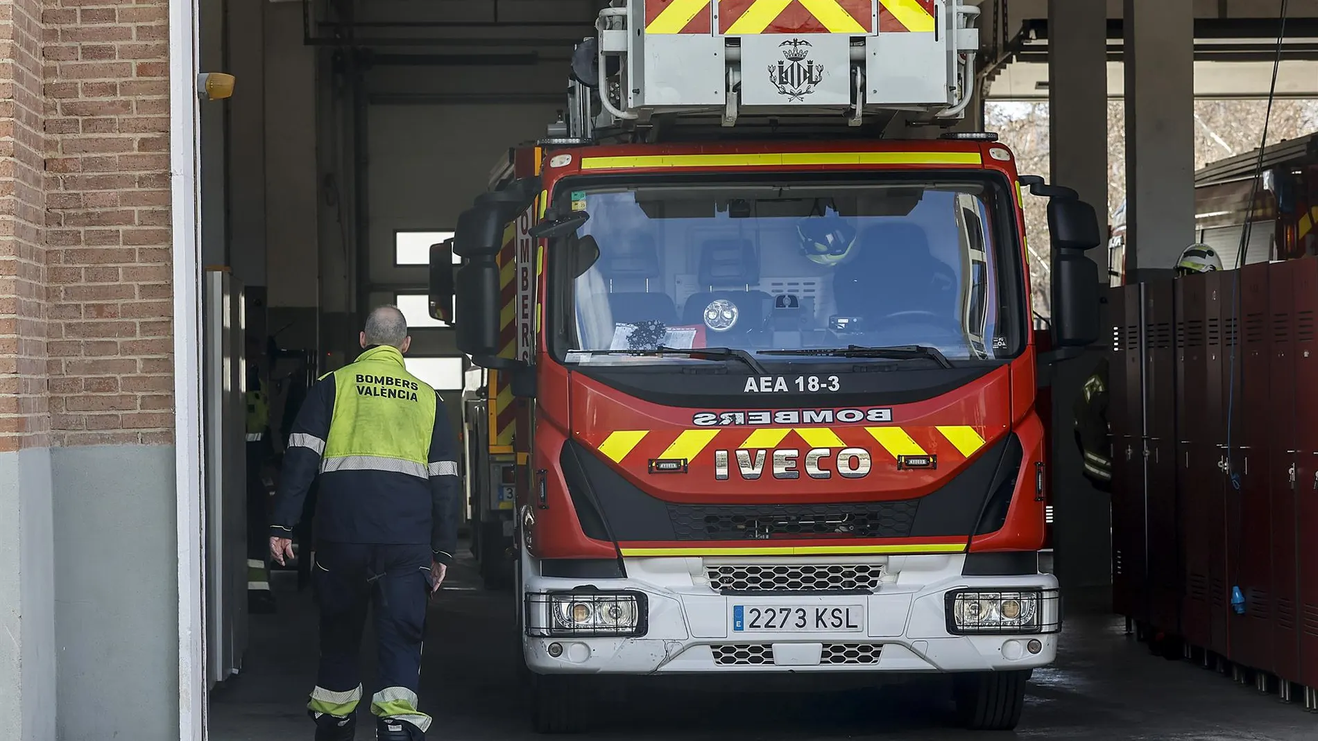 Bomberos intervienen en un incendio en un ático de Valencia causado por una bengala
