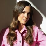 María Pombo con conjunto rosa. 