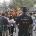 Un agente de la Policía Nacional en la Semana Santa de Sevilla