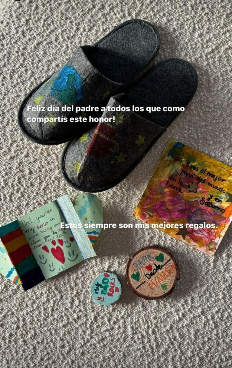 Tomás Páramo muestra sus regalos por el Día del Padre