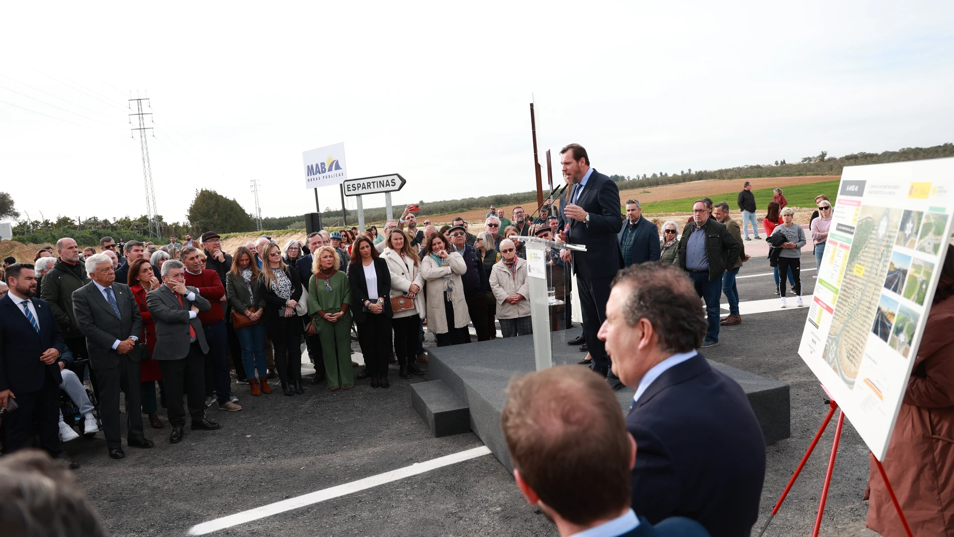 El ministro de Transportes y Movilidad Sostenible, Óscar Puente, en la inauguración de la conexión del enlace de las autovías SE-40/A-49 con Espartinas, el pasado mes de febrero