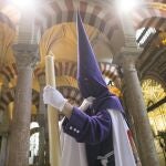 Un nazareno por el interior de la Mezquita-Catedral de Córdoba