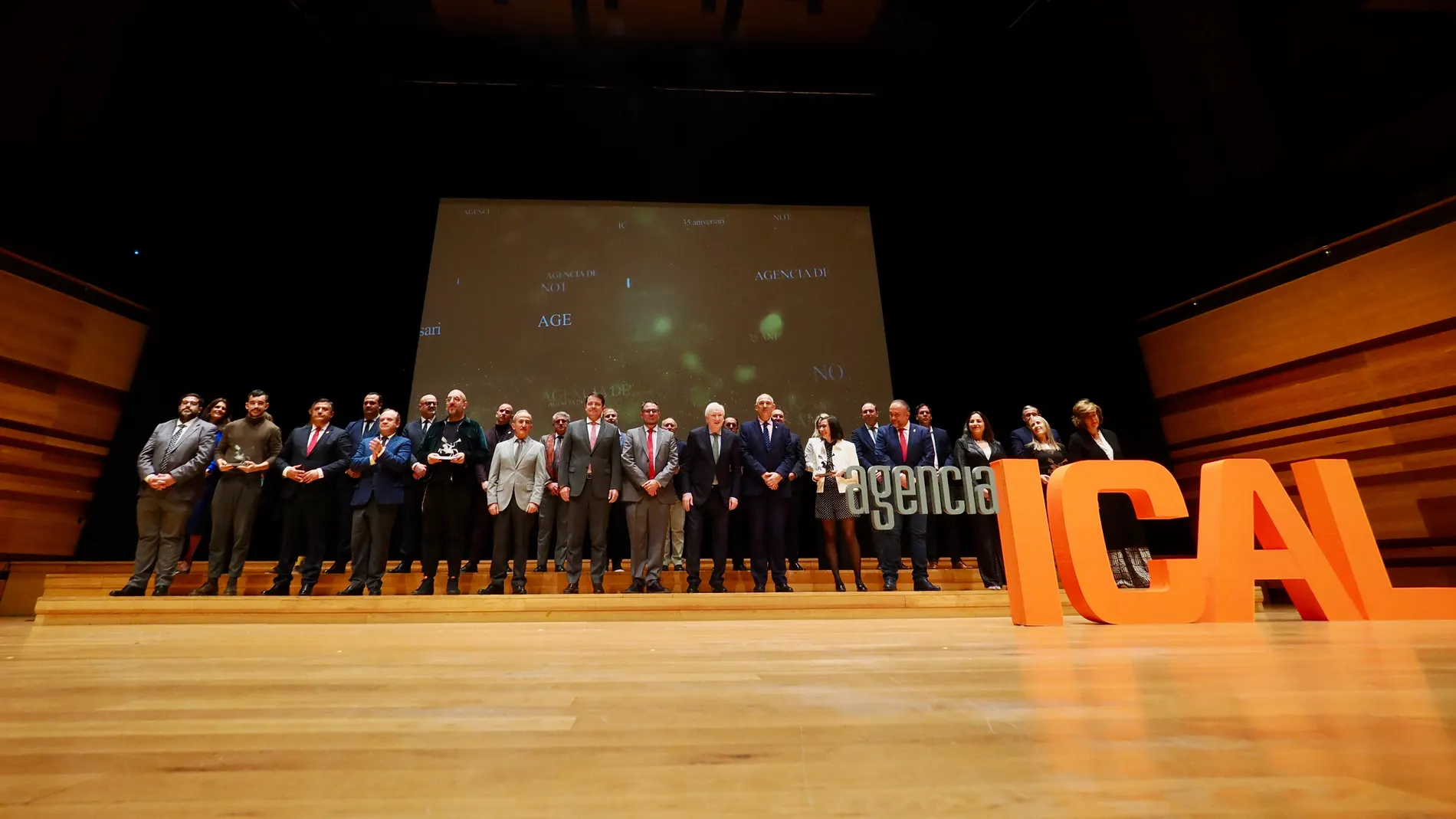 Los galardonados junto a los autoridades en la fiesta de Ical