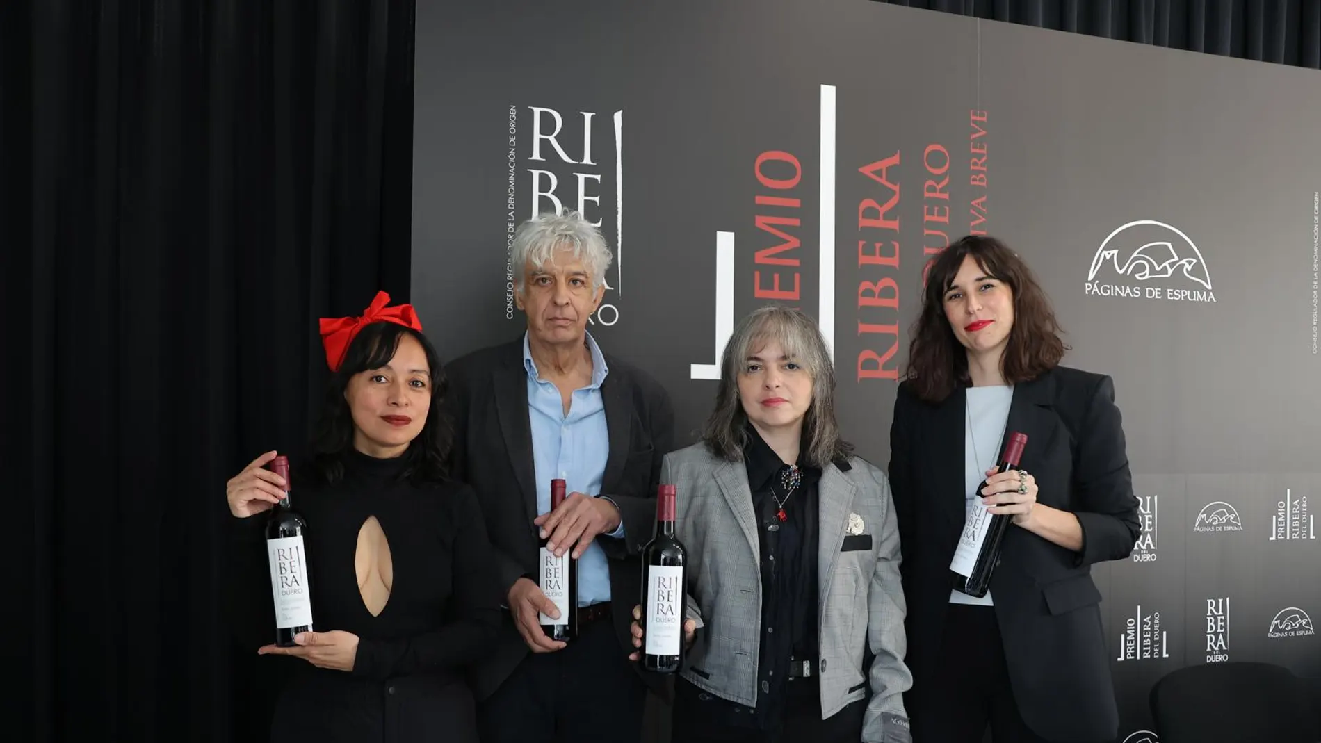 El jurado y Magalí Etchebarne, ganadora del VIII premio Ribera del Duero de Narrativa Breve