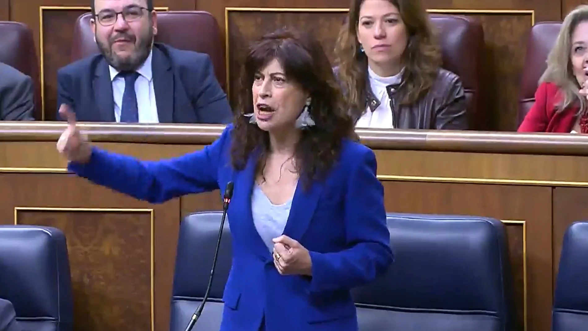 La ministra de Igualdad pierde los papeles en el Congreso