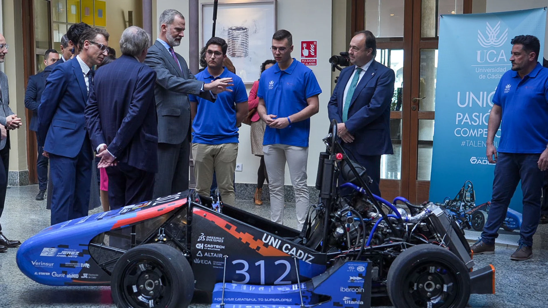 El rey Felipe VI junto a los estudiantes responsables del monoplaza Fórmula Gades de la Universidad de Cádiz