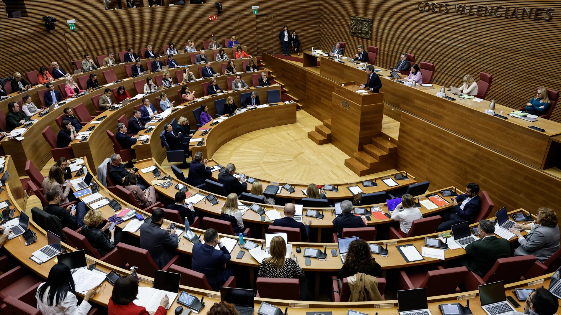 GRAFCVA9447. VALENCIA, 20/03/2024.- El president de la Generalitat, Carlos Mazón, responde en Les Corts Valencianes a las preguntas de los grupos parlamentarios sobre la situación social de la Comunitat Valenciana, a petición del PSPV-PSOE, sobre si se considera "president de todos los valencianos y valencianas o solo de una parte", formulada por Compromís, y sobre la situación política de la Comunitat, a propuesta de Vox. En la imagen Mazón respondiendo durante el pleno. EFE/Ana Escobar