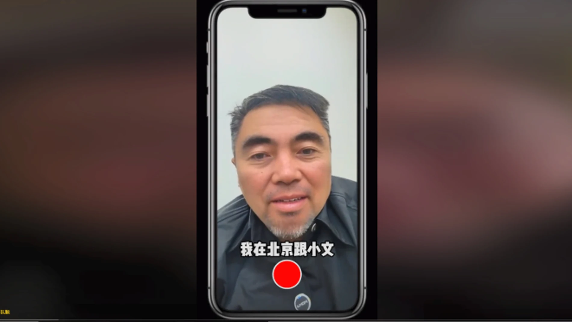 Un nieto crea un deepfake de su padre fallecido para evitar que su abuela descubra su muerte.