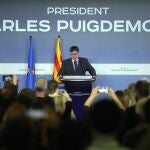 El expresidente de la Generalitat Carles Puigdemont durante la conferencia que está ofreciendo en el al ayuntamiento de Elna (Francia) en la que se espera que desvelará si se presenta como candidato de JxCat a las elecciones catalanas del próximo 12 de mayo y a las elecciones europeas del 9 de junio. 