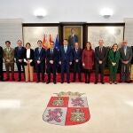 Fernández Mañueco y González Corral con los patronos de la Fundación TecnoVitae