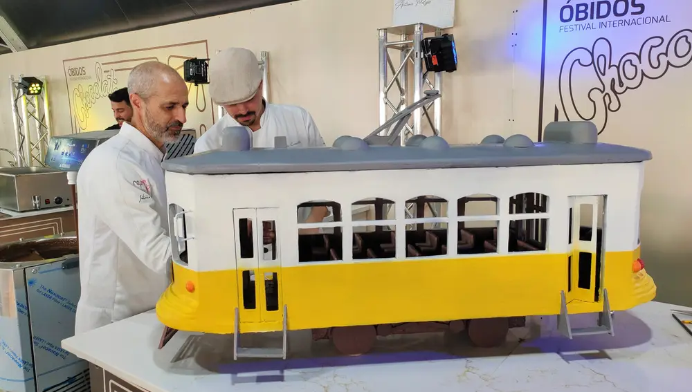Dando los últimos toques a un tranvía lisboeta de chocolate