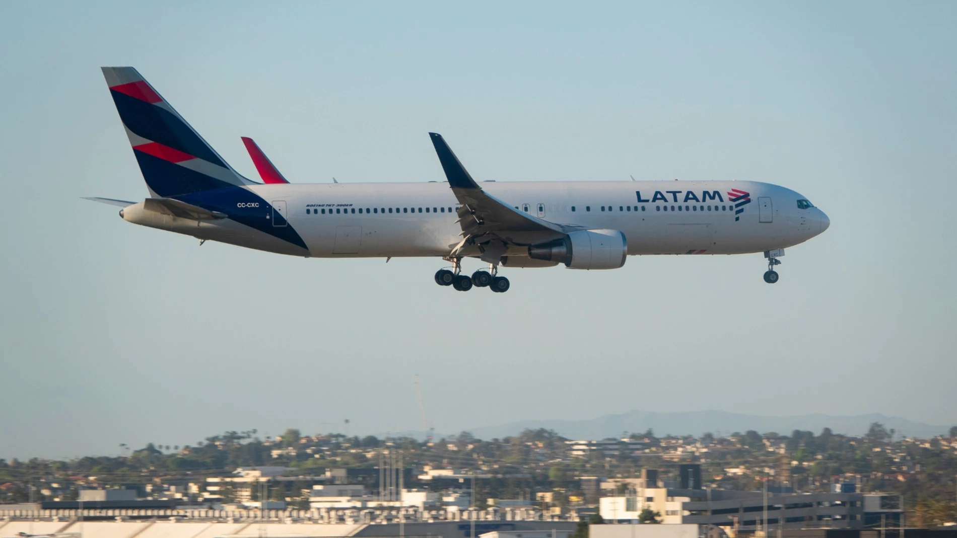 Azafata activa botón por error, causando caída en vuelo hacia Nueva Zelanda