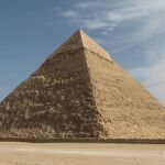 Pirámide de Khafre en Giza, Egipto. Las pirámides son construcciones que fueron creadas un lugar en el que el cuerpo del faraón momificado pudiera descansarcon el objetivo de tener 