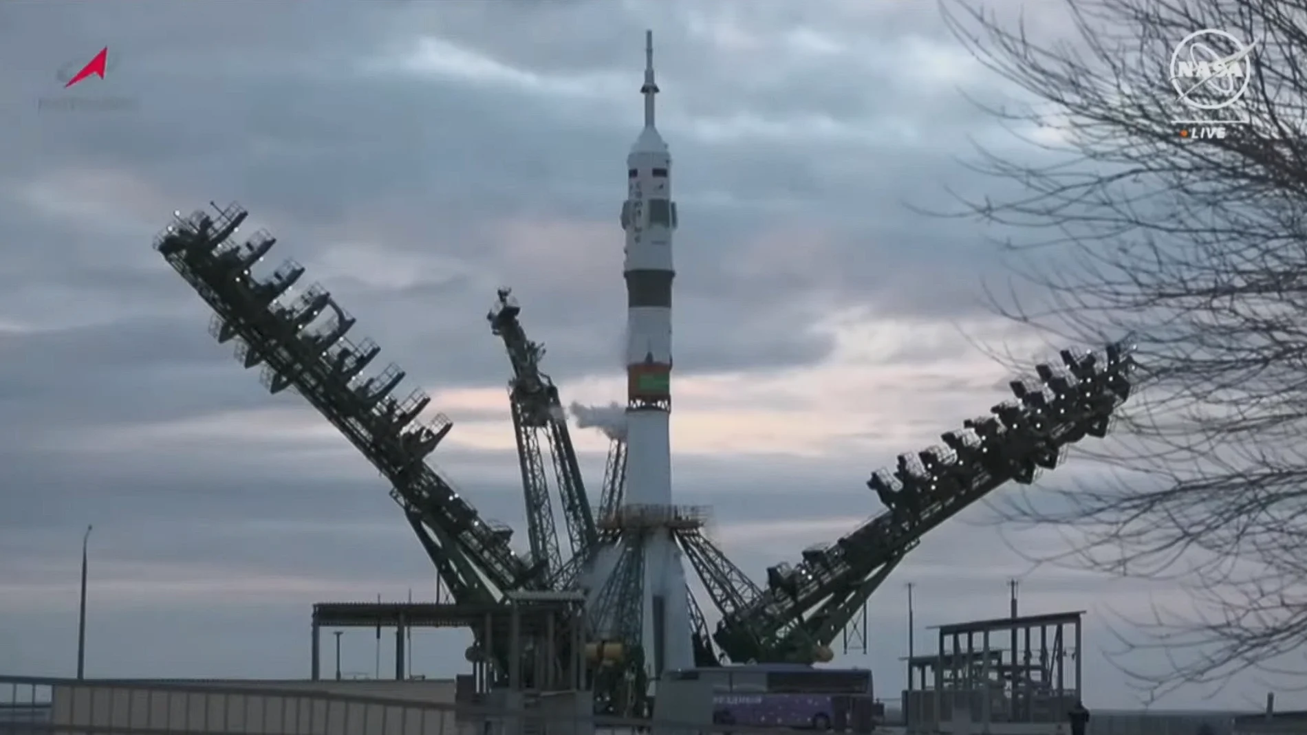 La nave Soyuz MS-25 y el cohete Soyuz 2.1a en la rampa de lanzamiento, momento antes de abortarse el despegue.