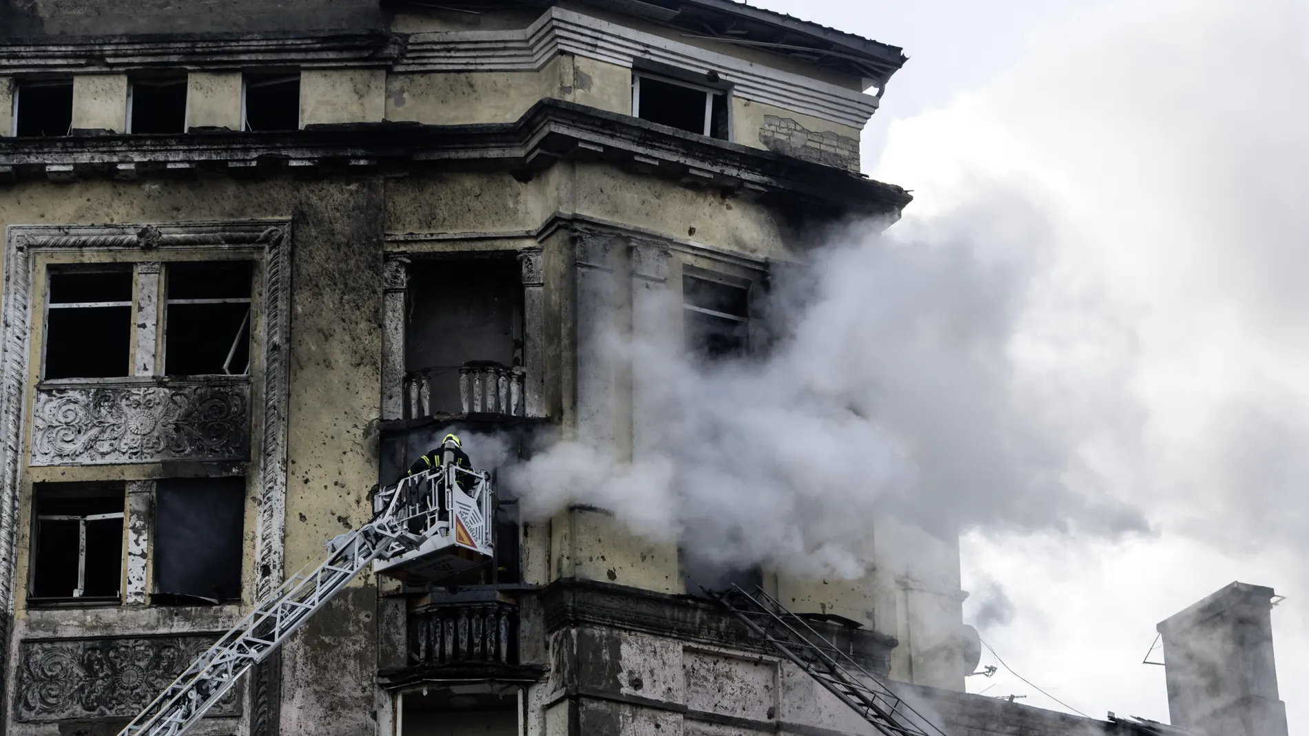 -FOTODELDÍA- KIEV (UCRANIA), 21/03/2024.- Bomberos ucranianos extinguen el fuego de un edificio destrozado por un misil ruso, este jueves en Kiev (Ucrania). El centro y otros distritos de Kiev amanecieron este jueves entre fuertes explosiones al atacar las fuerzas rusas la ciudad con al menos una treintena de misiles de crucero y balísticos, según adelantaron las autoridades de la ciudad, que han contabilizado hasta el momento una decena de heridos. EFE/ Maxym Marusenko