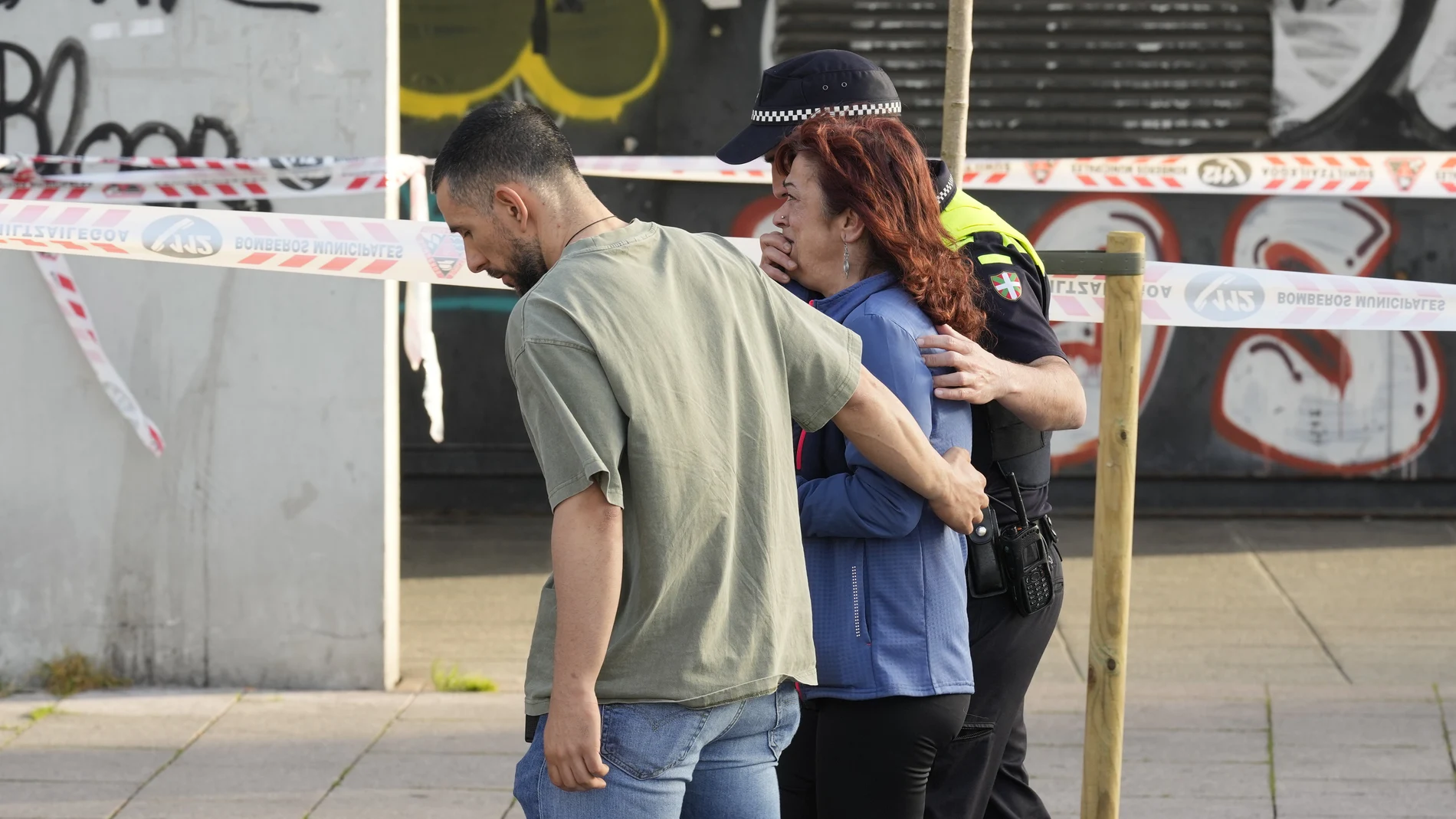 GRAFCAV336. VITORIA (ESPAÑA), 21/03/2024.- Agentes de policía acompañan a una familiar del niño de 20 meses que se ha precipitado a la calle este jueves en Vitoria, según han confirmado a EFE fuentes policiales. El bebé ha sido trasladado con vida a un centro hospitalario. EFE/Adrian Ruiz Hierro