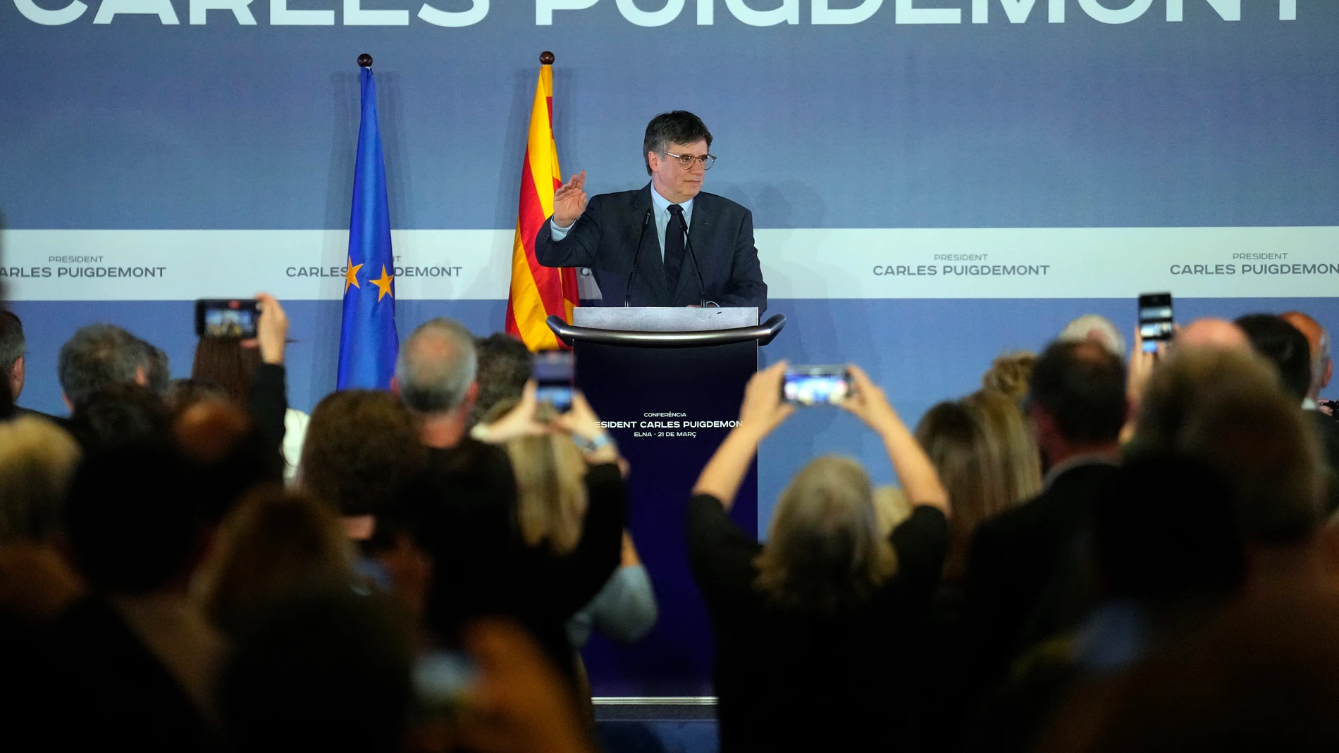 GRAFCAT1777. ELNA, 21/03/2024.- El expresidente de la Generalitat Carles Puigdemont durante la conferencia que está ofreciendo en el al ayuntamiento de Elna (Francia) en la que se espera que desvelará si se presenta como candidato de JxCat a las elecciones catalanas del próximo 12 de mayo y a las elecciones europeas del 9 de junio. EFE/Enric Fontcuberta