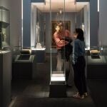 La muestra se articula en torno a tres grandes bloques, que van desde el origen del cristianismo a los presentes con los que las casas reales europeas agasajaron a Tierra Santa. 