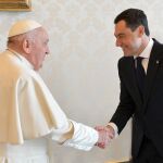 El Papa Francisco y el presidente de la Junta de Andalucía, Juanma Moreno