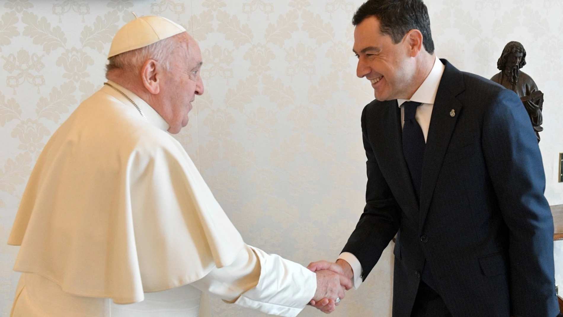 El Papa Francisco y el presidente de la Junta de Andalucía, Juanma Moreno