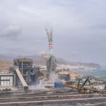 Momento en el que se produce la voladura de la chimenea de la Central Térmica Litoral