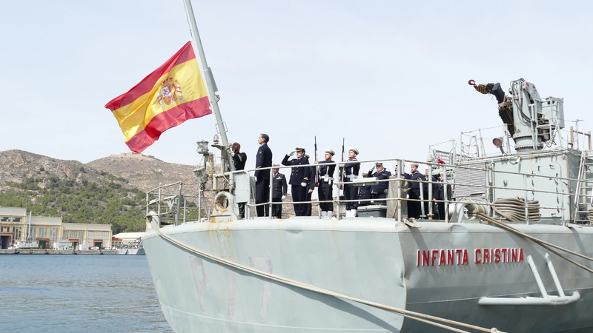 La última dotación del patrullero en formación en tierra
