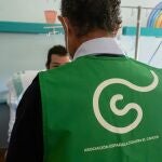 Un voluntario de la institución durante la visita a un niño hospitalizado