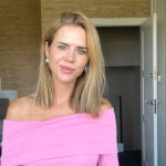 Amelia Bono con top rosa de Zara.