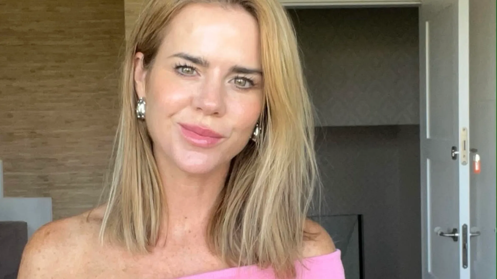Amelia Bono con top rosa de Zara.